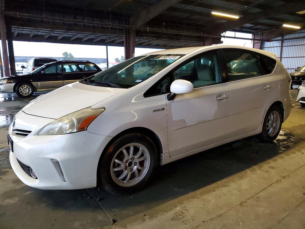 TOYOTA PRIUS V 2014