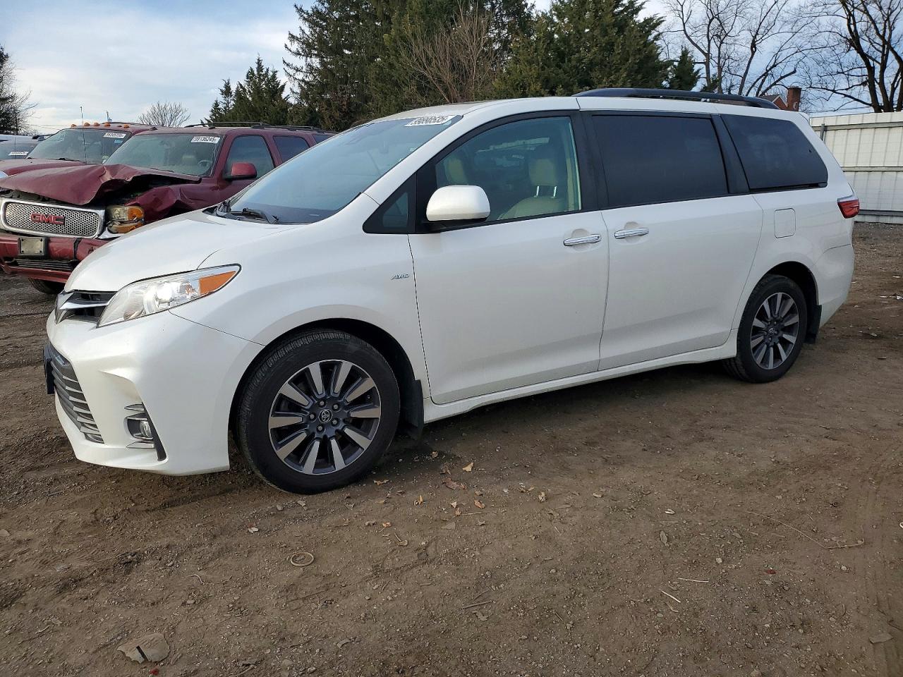 TOYOTA SIENNA XLE 2019