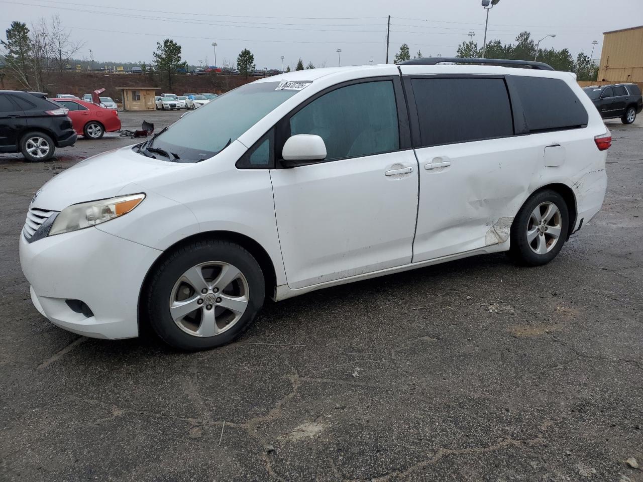 TOYOTA SIENNA LE 2015