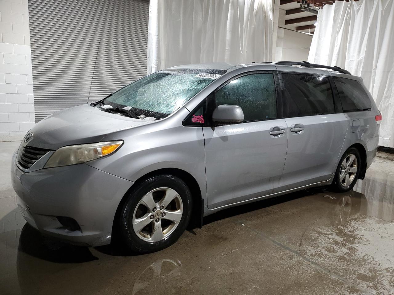 TOYOTA SIENNA LE 2011