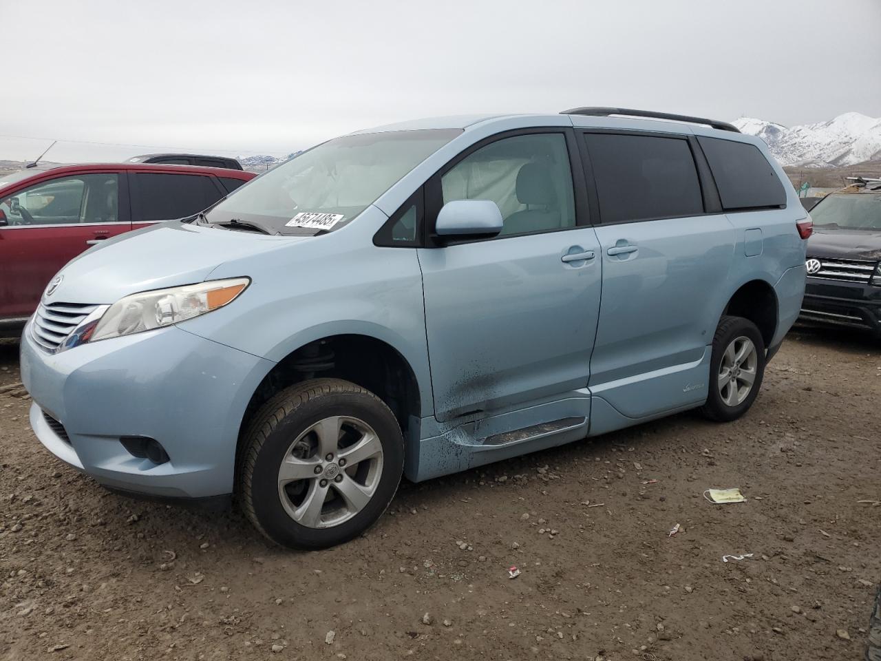 TOYOTA SIENNA LE 2017