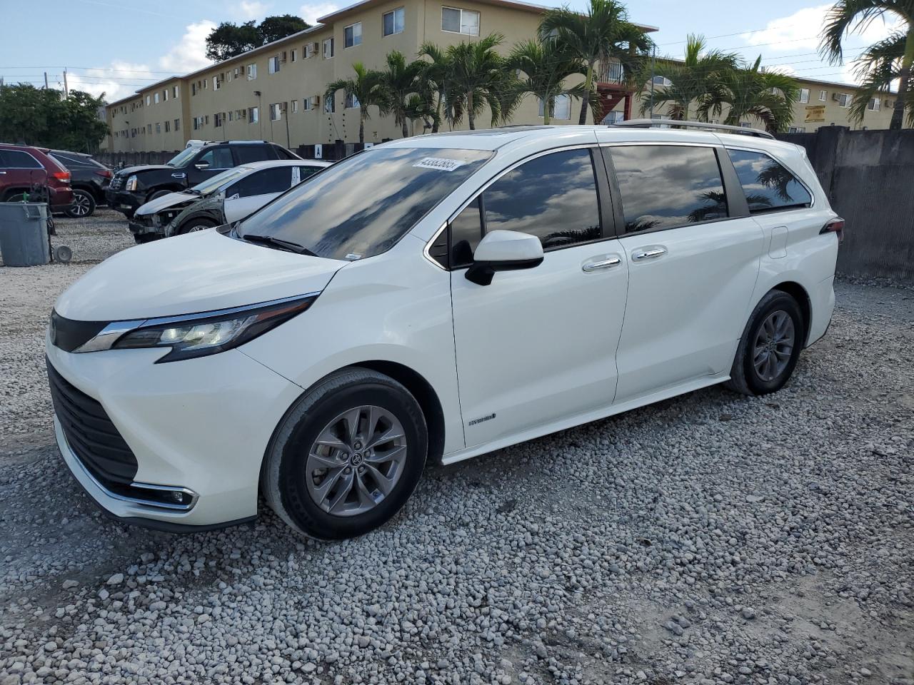 TOYOTA SIENNA XLE 2021