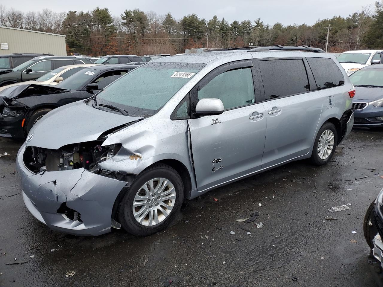 TOYOTA SIENNA XLE 2016