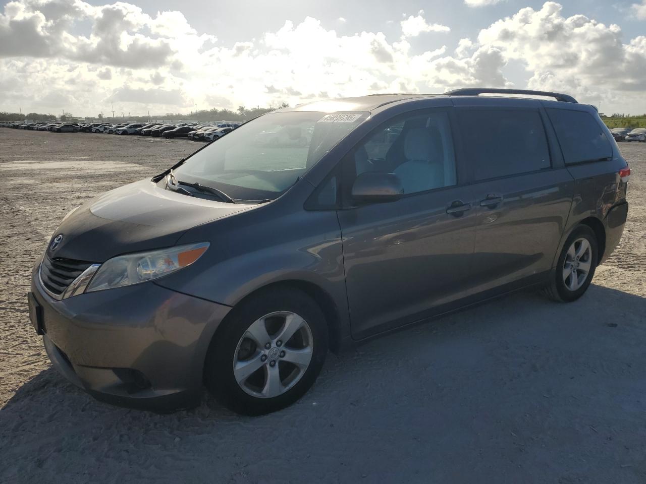 TOYOTA SIENNA LE 2011