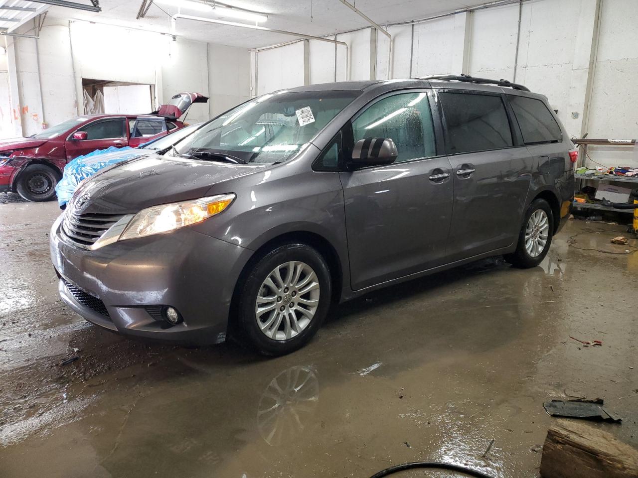 TOYOTA SIENNA XLE 2015