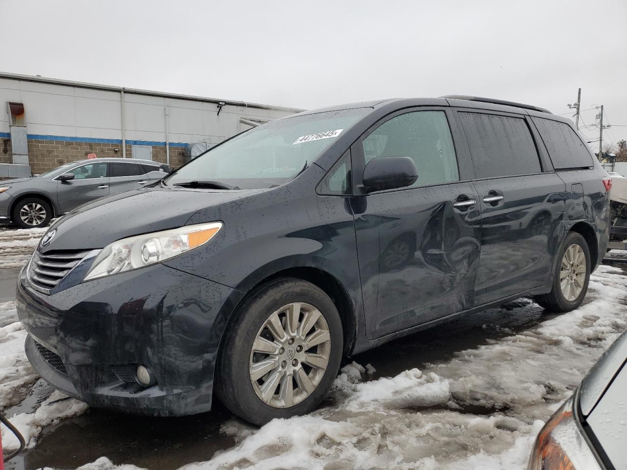 TOYOTA SIENNA XLE 2015