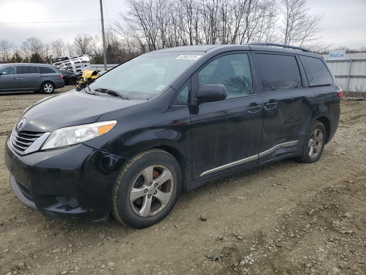 TOYOTA SIENNA LE 2017
