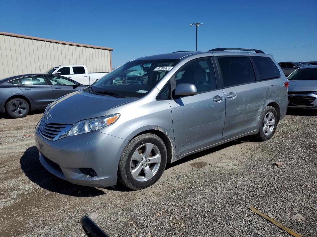 TOYOTA SIENNA LE 2016