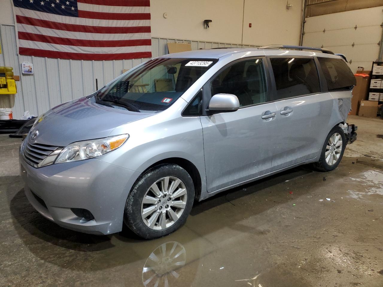 TOYOTA SIENNA LE 2015