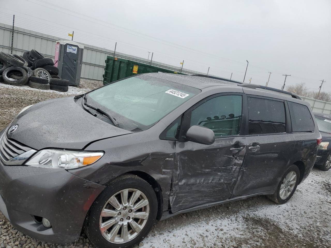 TOYOTA SIENNA XLE 2017