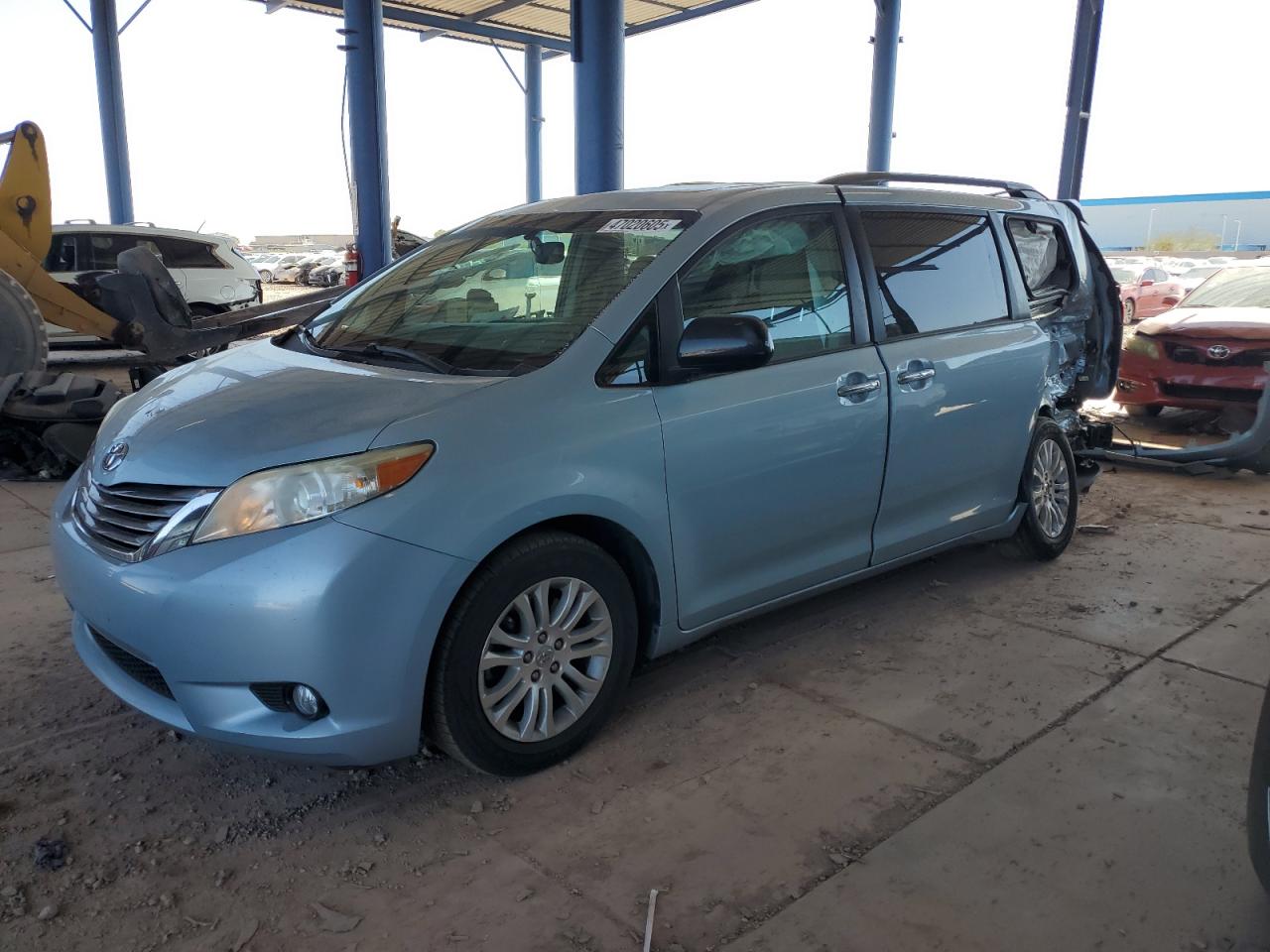 TOYOTA SIENNA XLE 2016