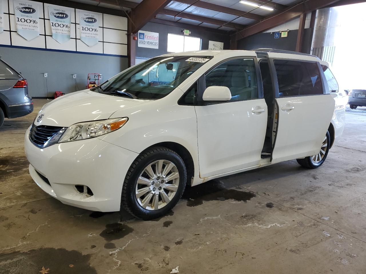 TOYOTA SIENNA LE 2014