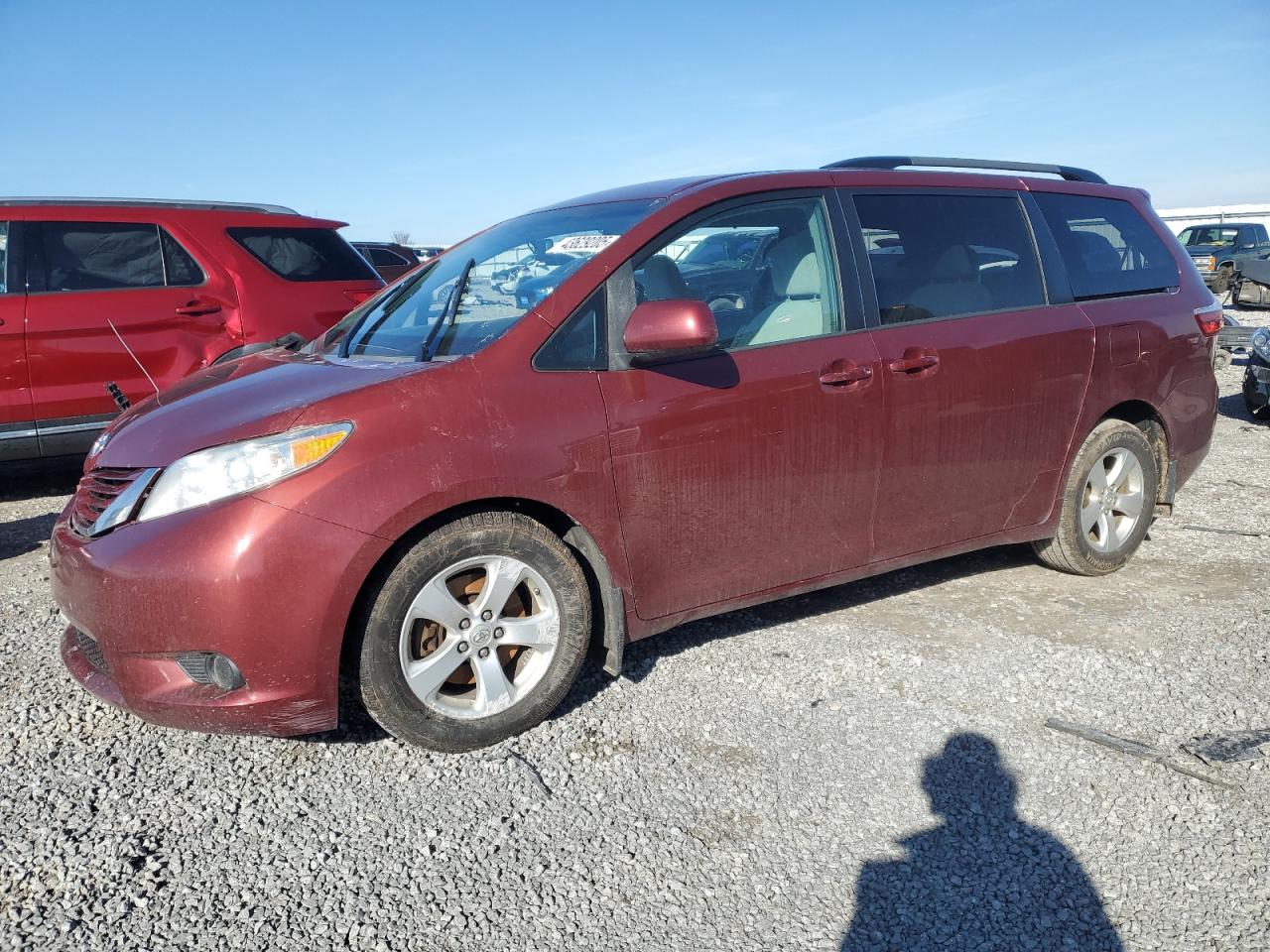 TOYOTA SIENNA LE 2016