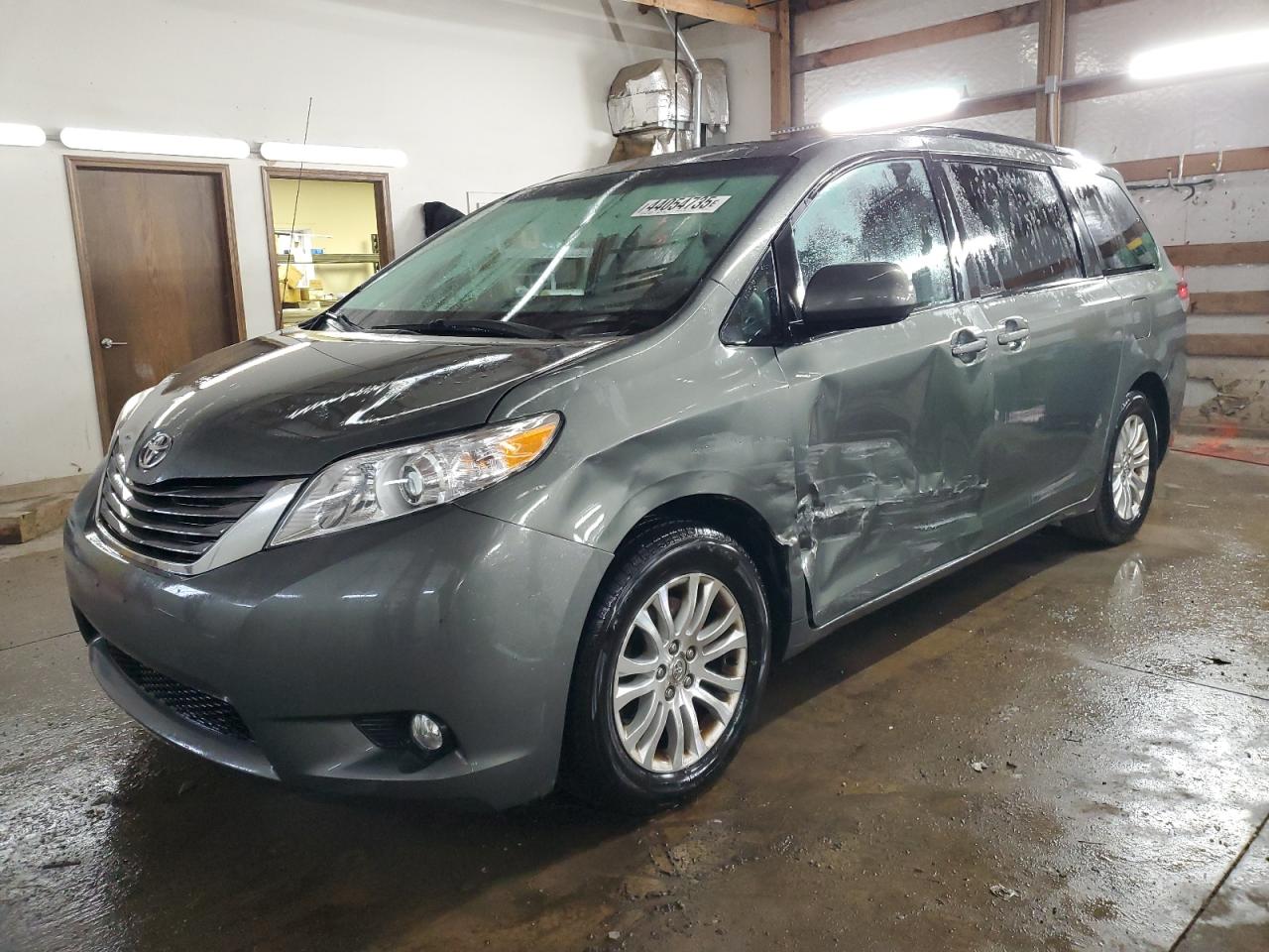 TOYOTA SIENNA XLE 2011