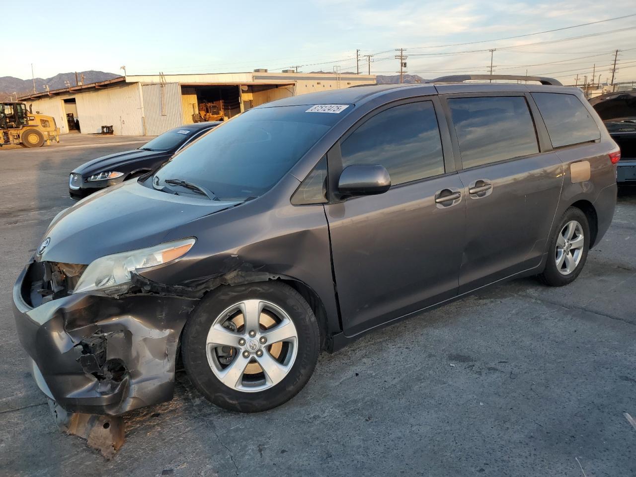 TOYOTA SIENNA LE 2015
