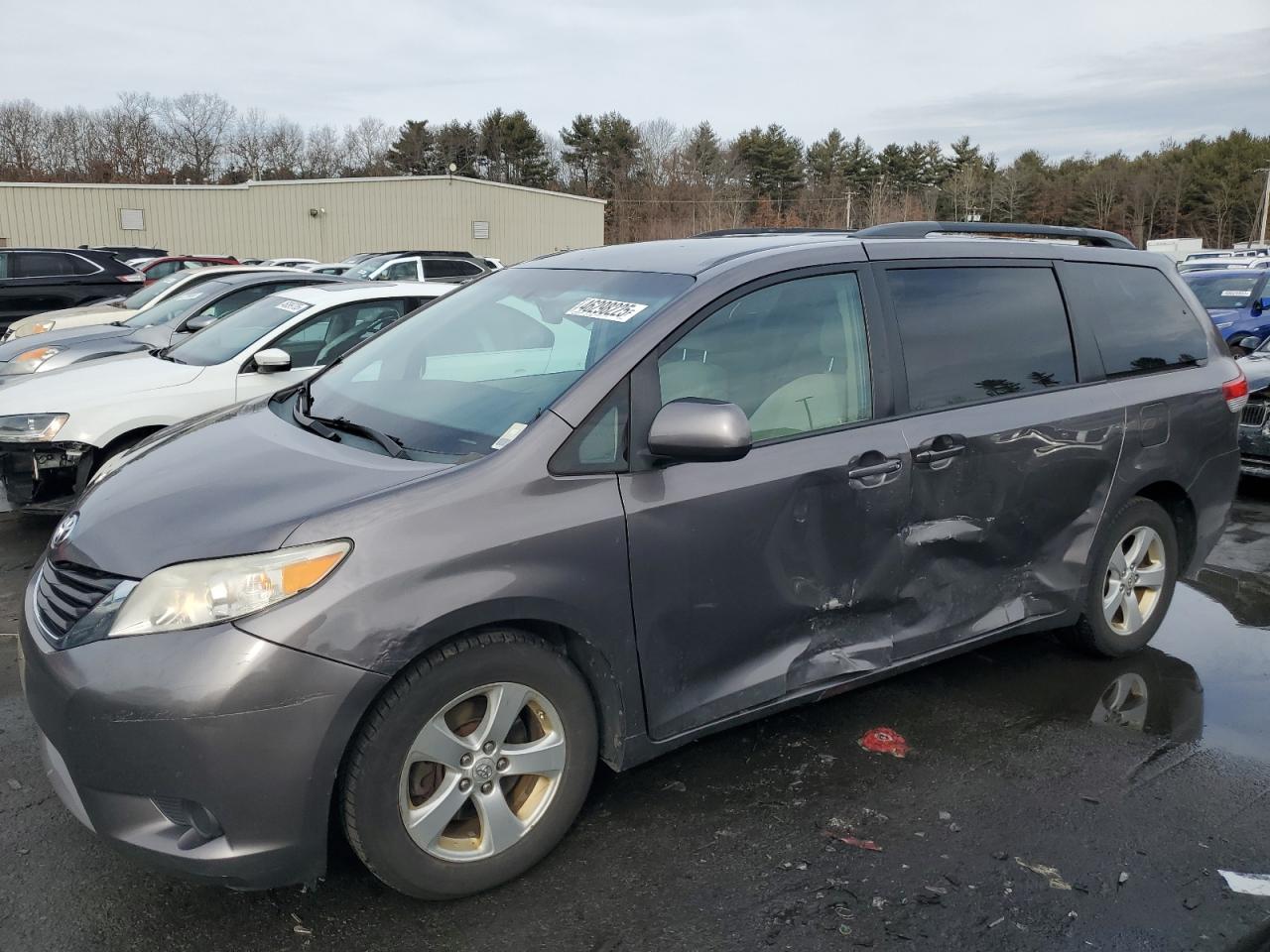 TOYOTA SIENNA LE 2011