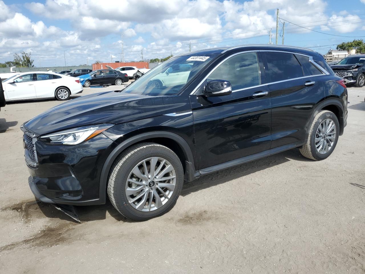 INFINITI QX30 LUXE 2024