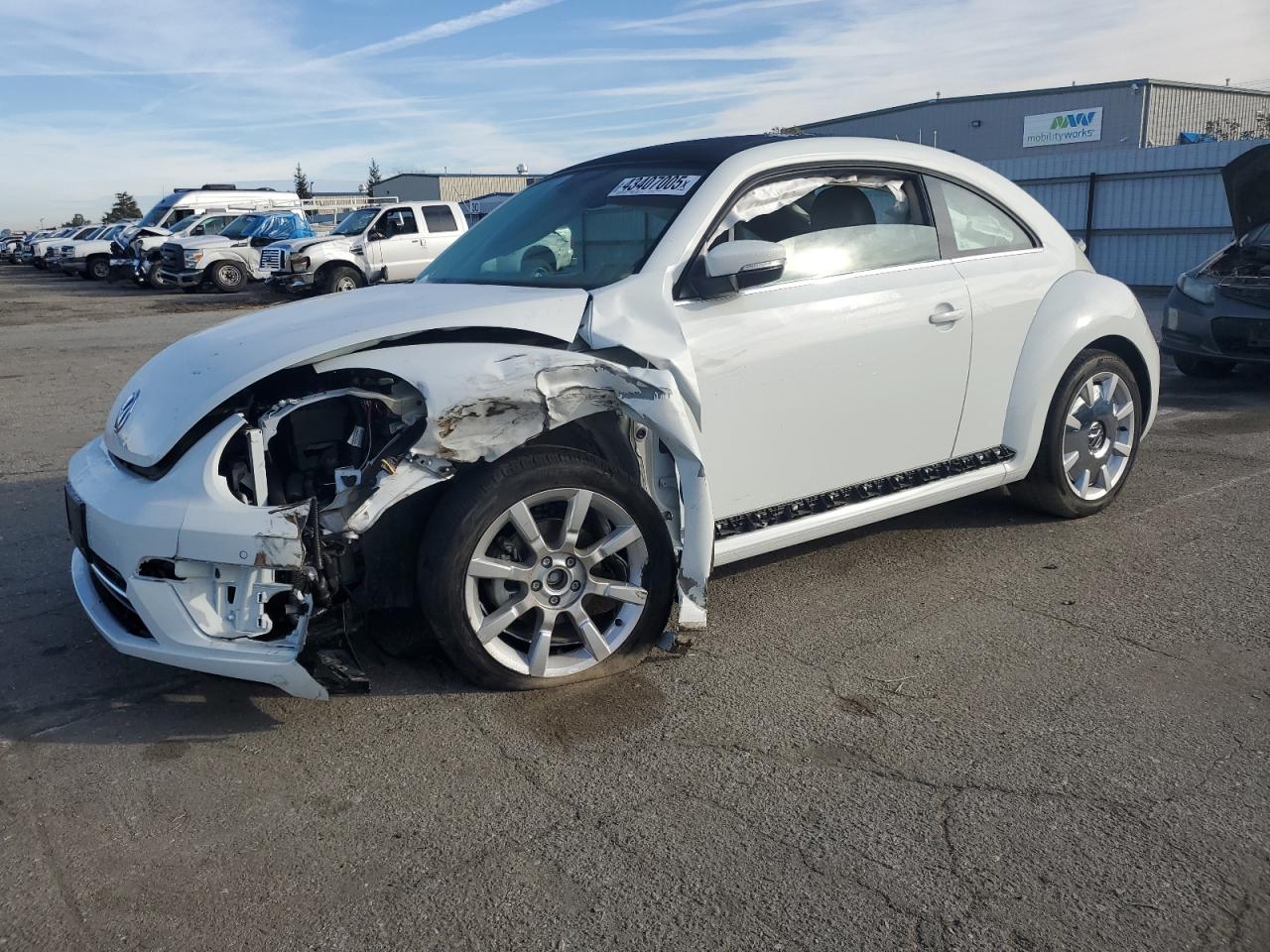 VOLKSWAGEN BEETLE SE 2019