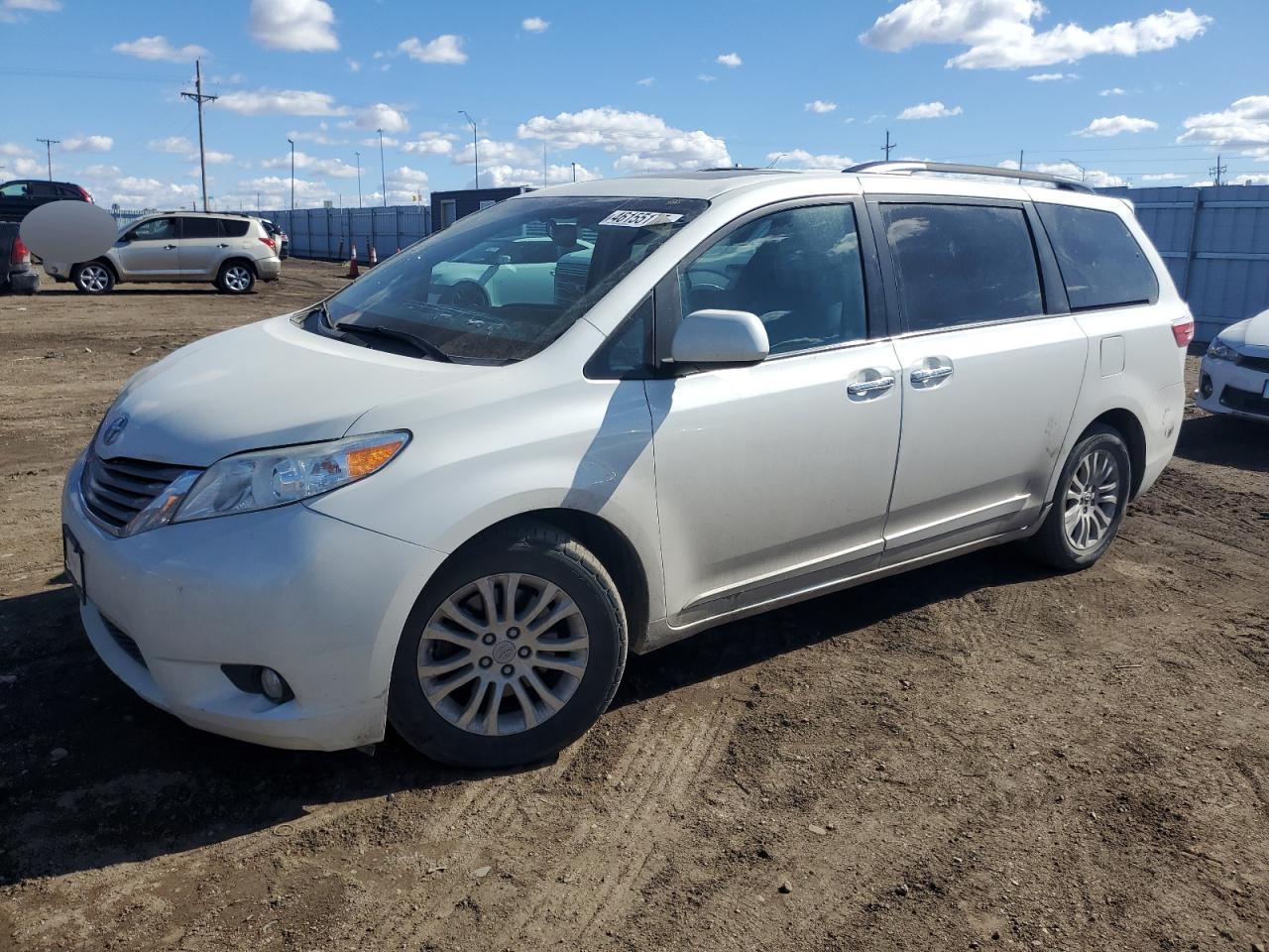 TOYOTA SIENNA XLE 2017