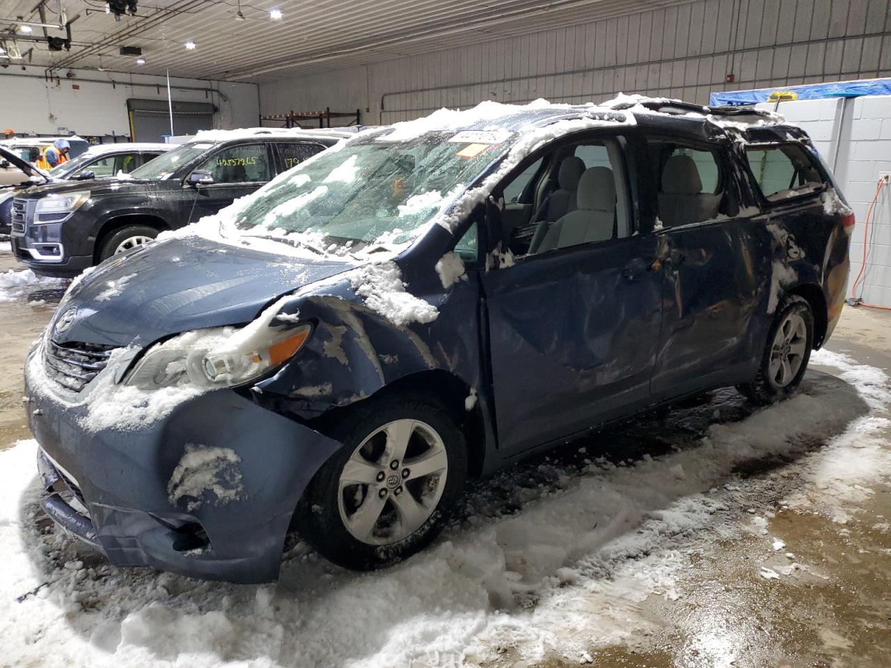 TOYOTA SIENNA LE 2014