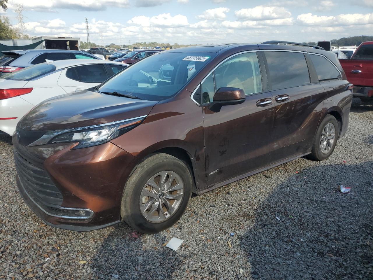 TOYOTA SIENNA XLE 2021