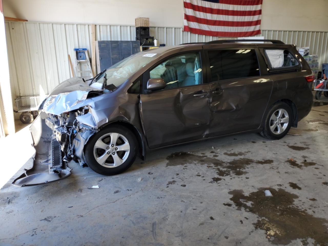 TOYOTA SIENNA LE 2015