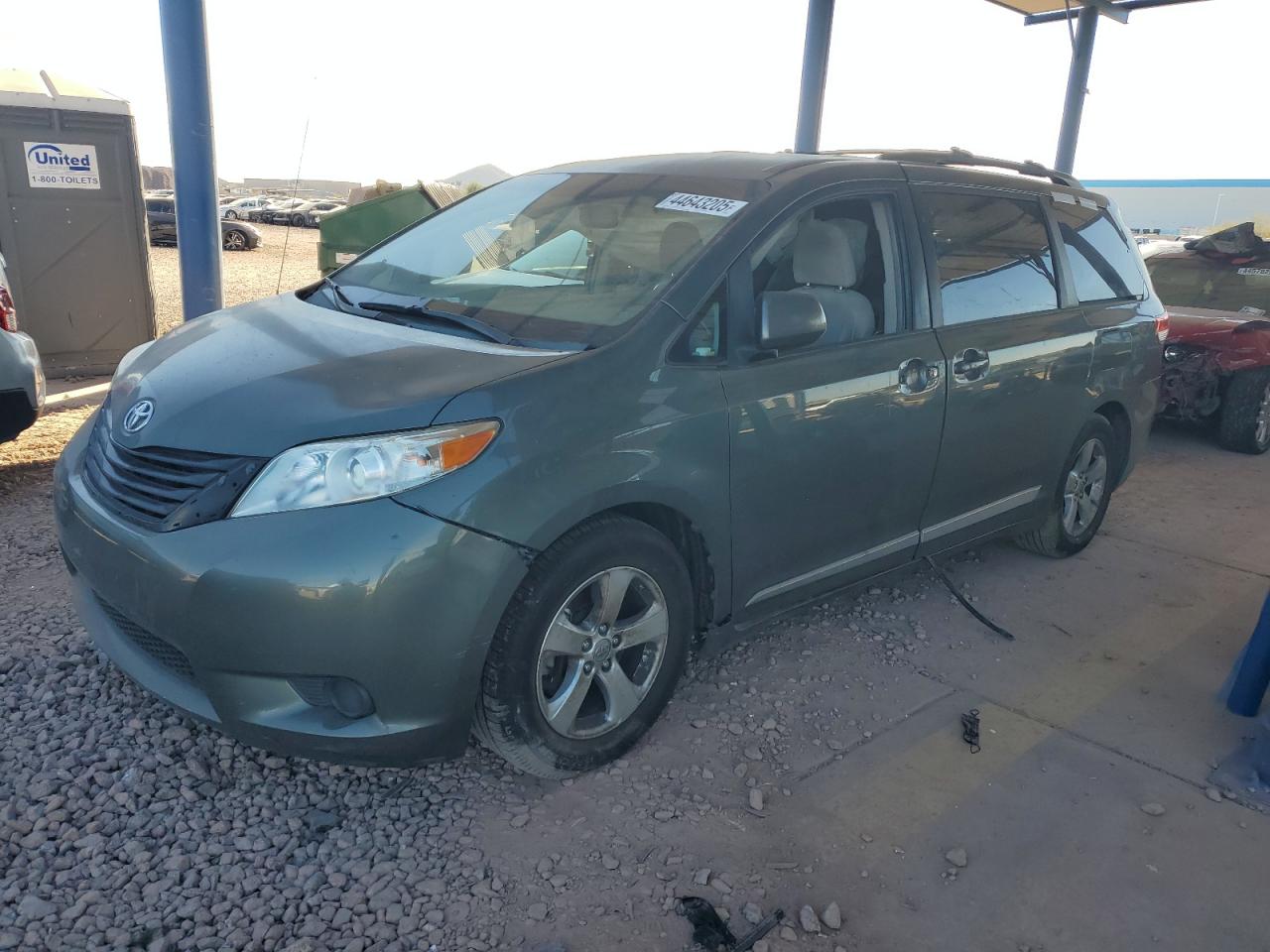 TOYOTA SIENNA LE 2013