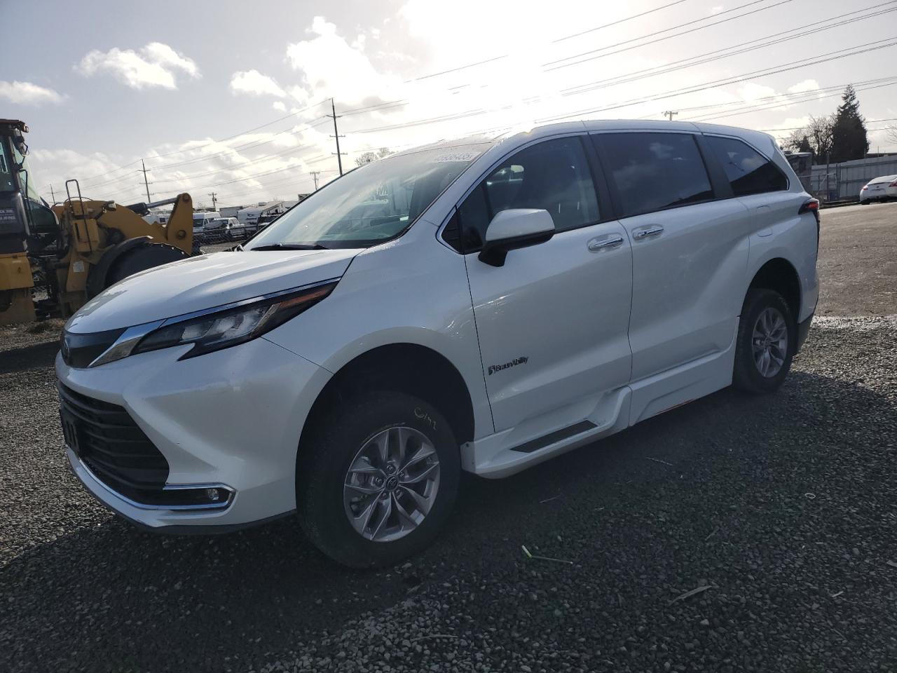TOYOTA SIENNA XLE 2022