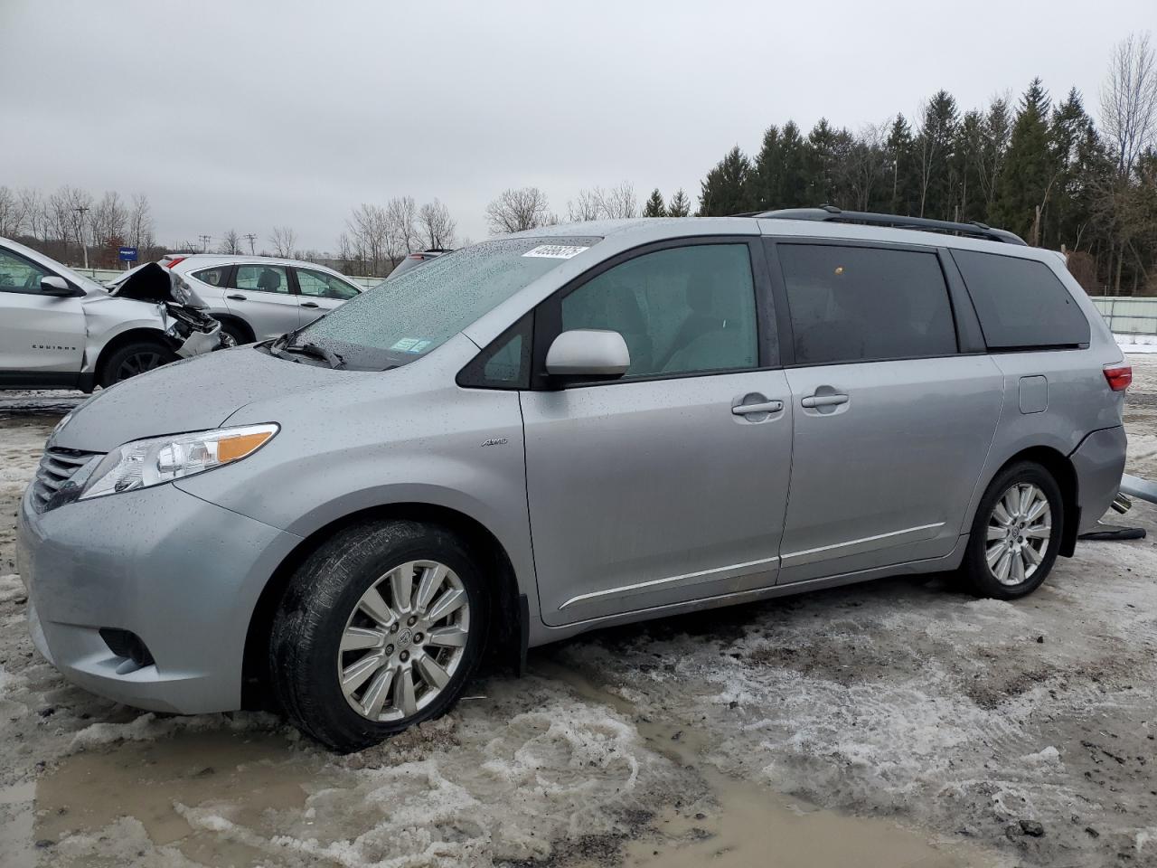 TOYOTA SIENNA LE 2017