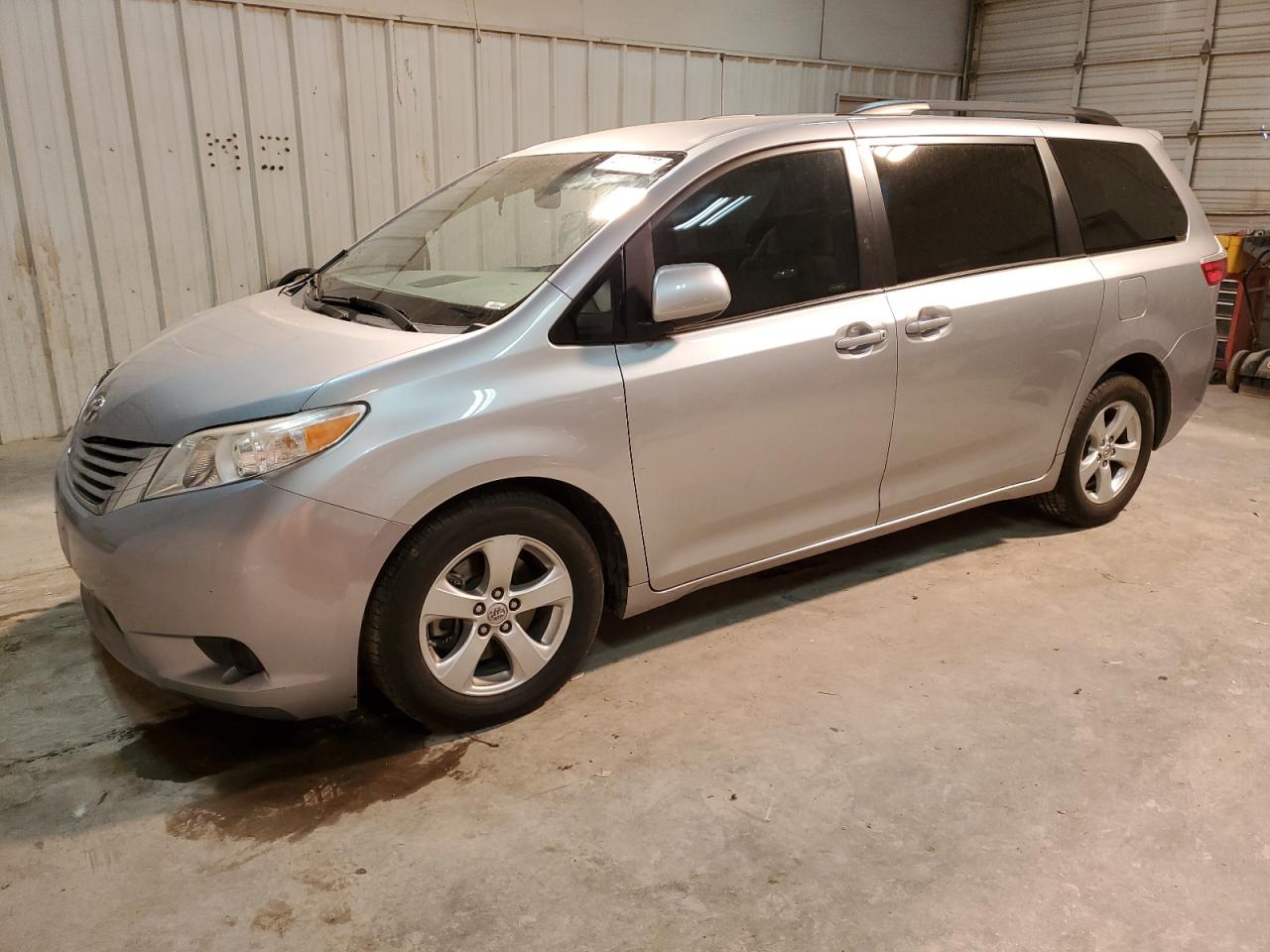 TOYOTA SIENNA LE 2016