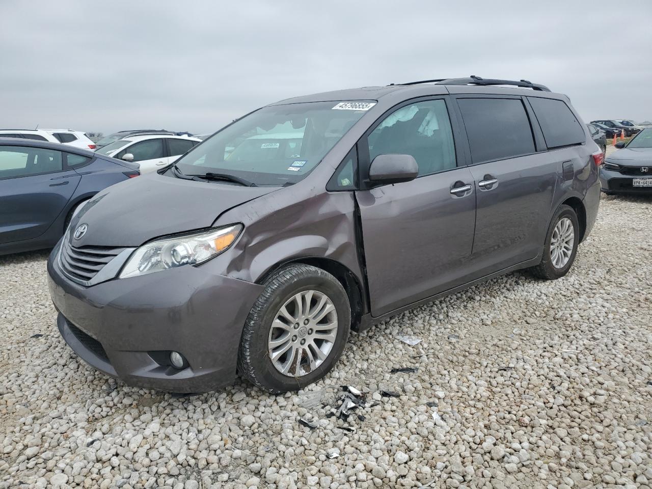 TOYOTA SIENNA XLE 2017