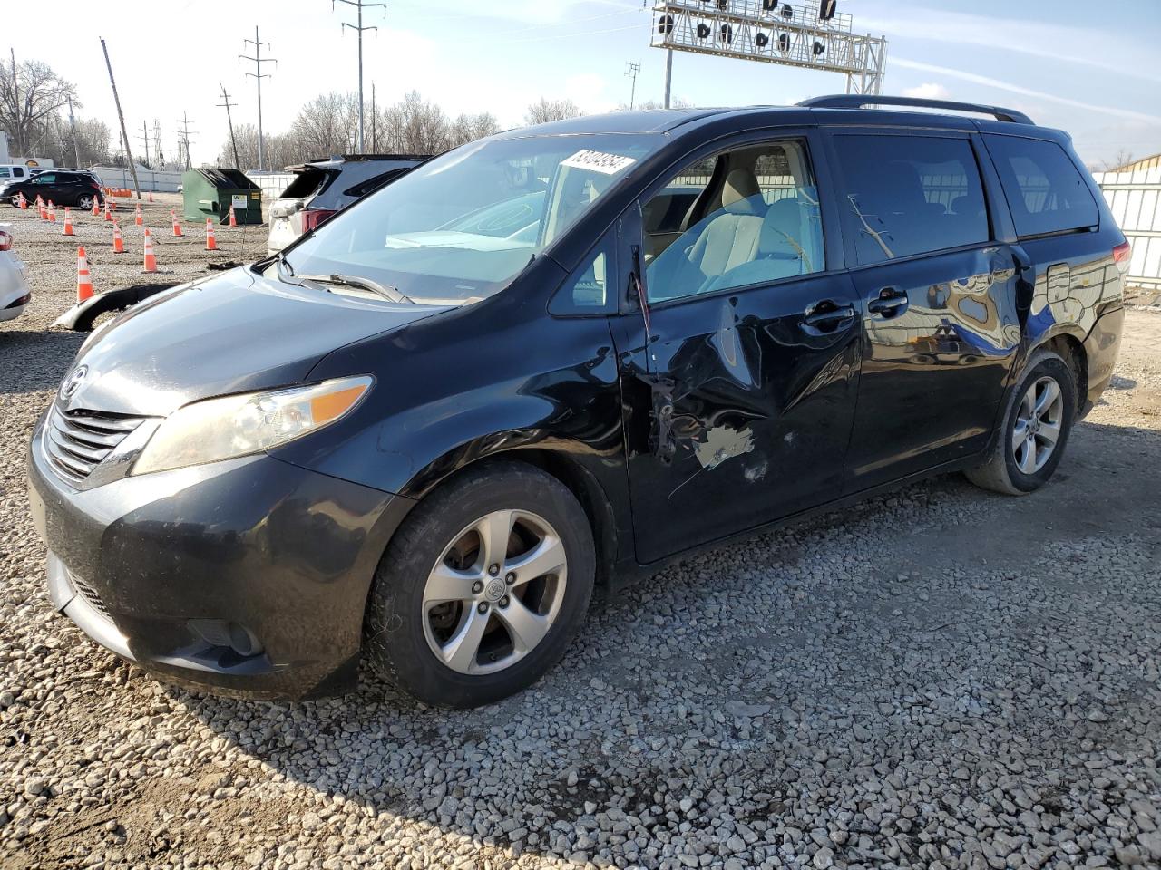 TOYOTA SIENNA LE 2013