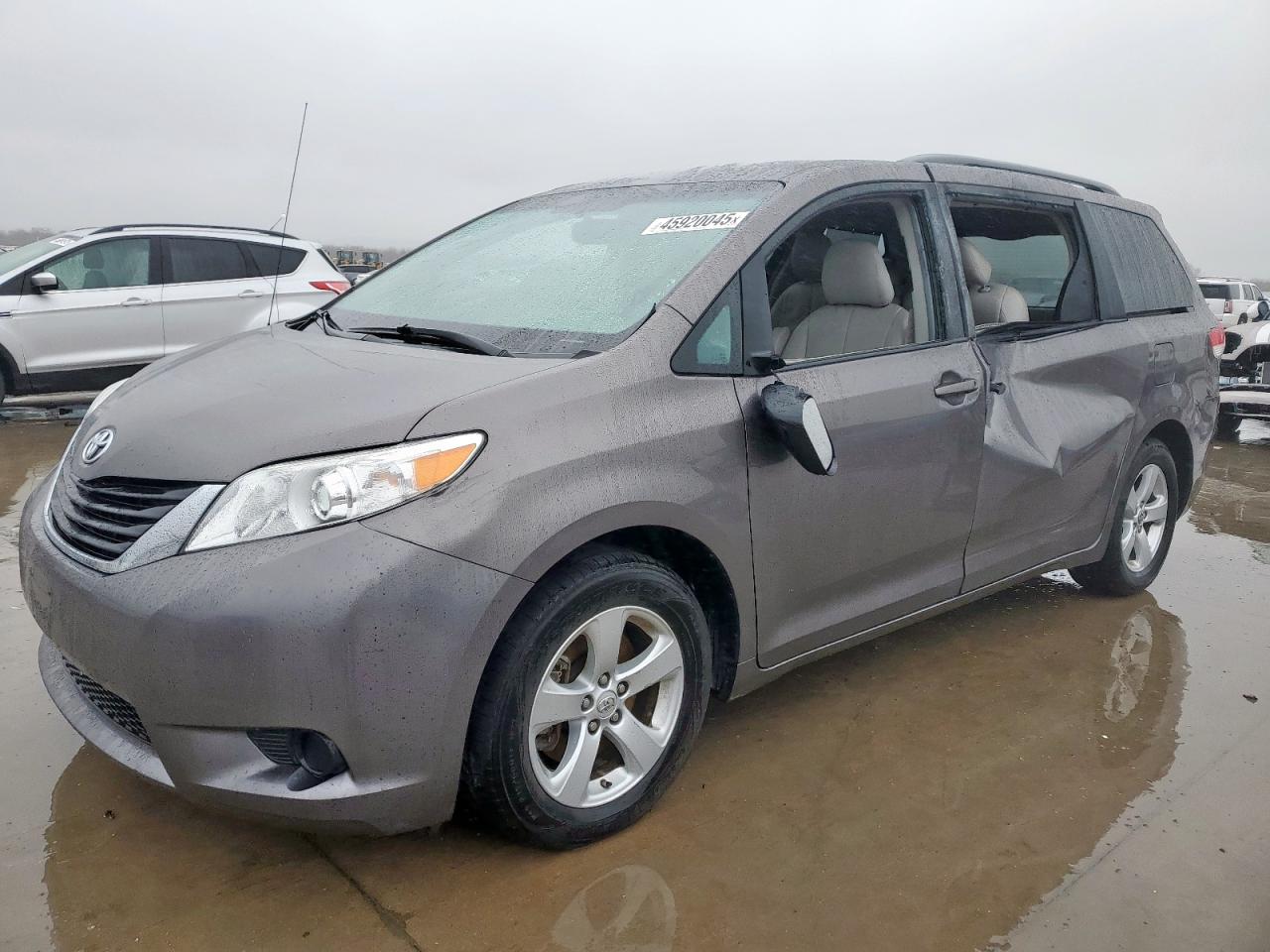 TOYOTA SIENNA LE 2014