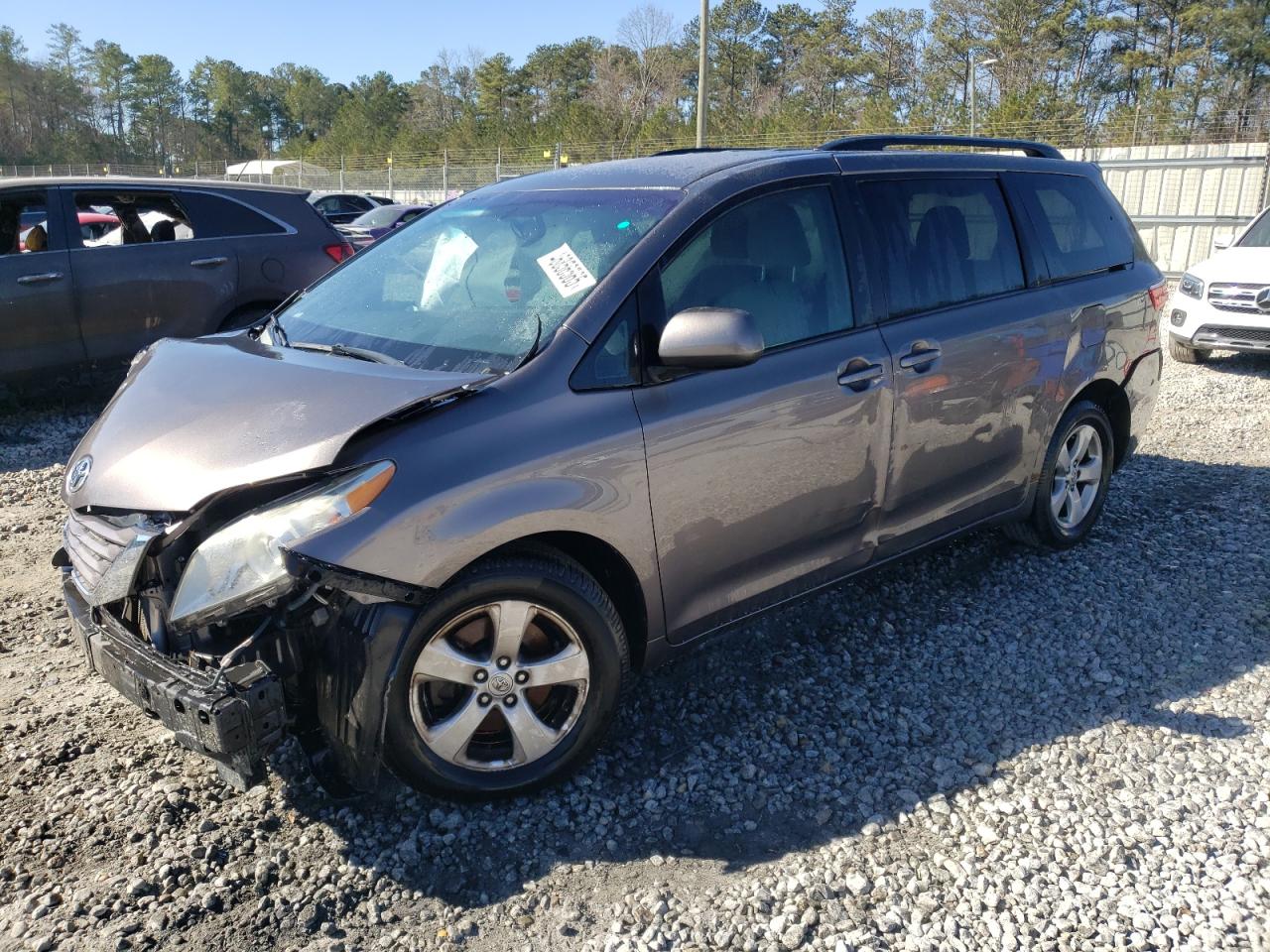 TOYOTA SIENNA LE 2016