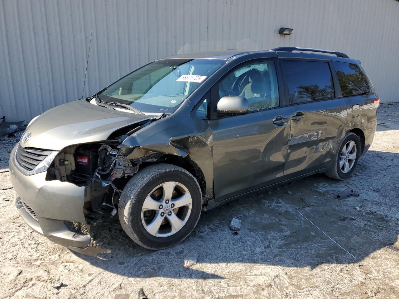 TOYOTA SIENNA LE 2011