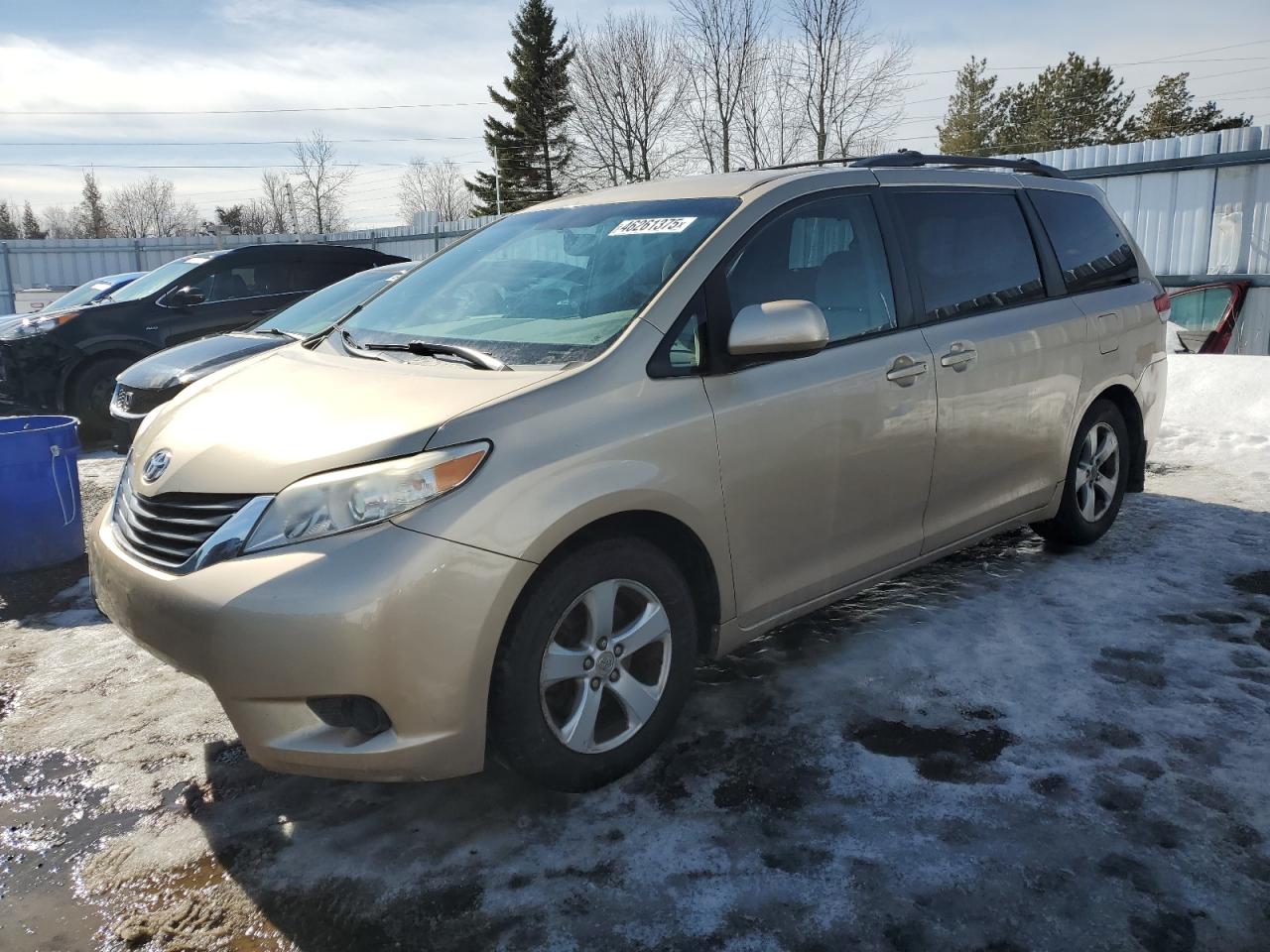TOYOTA SIENNA LE 2011