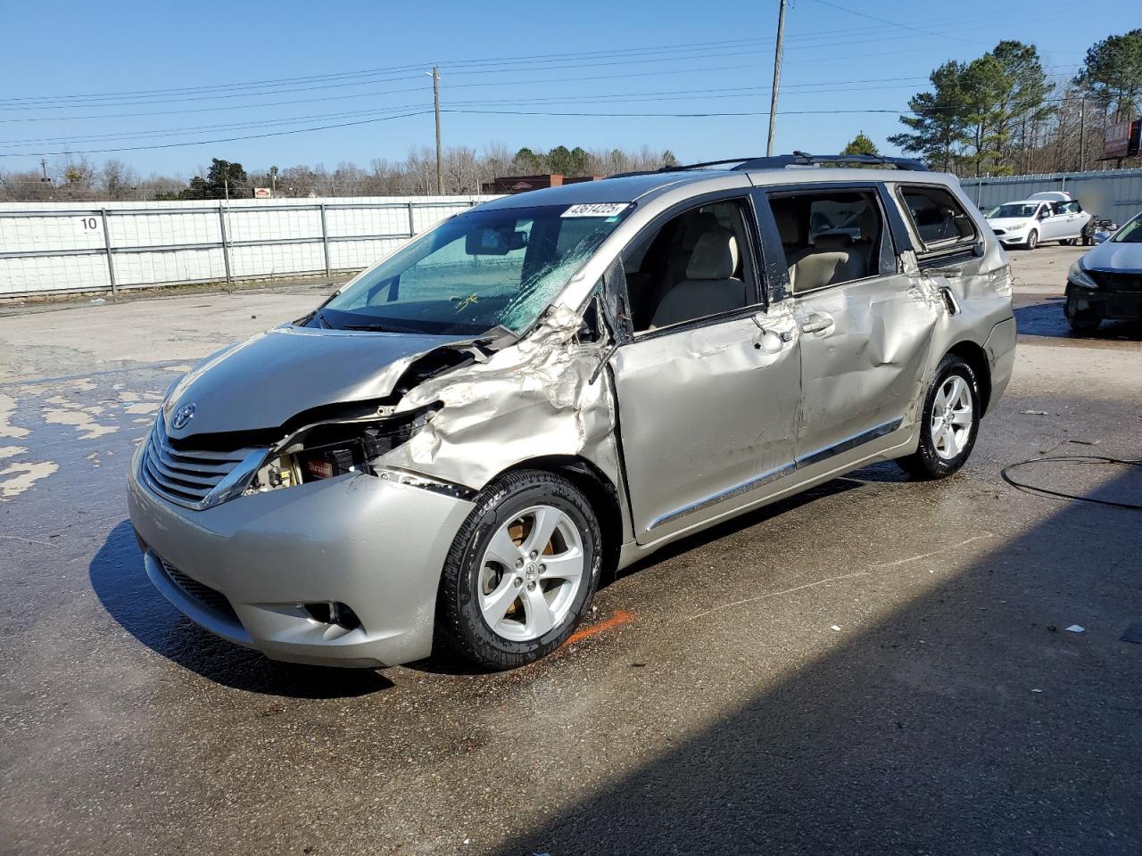 TOYOTA SIENNA LE 2015