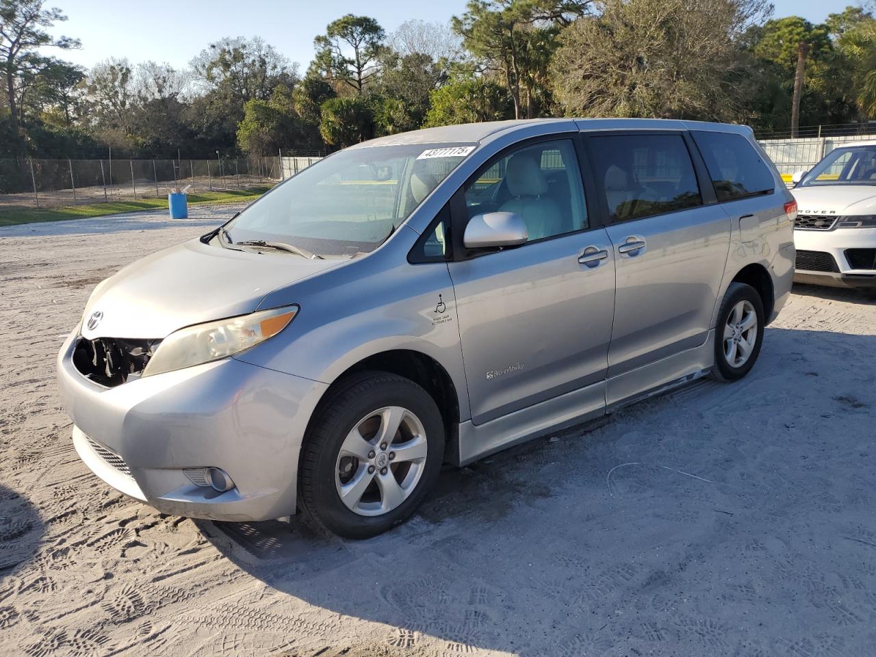 TOYOTA SIENNA LE 2011