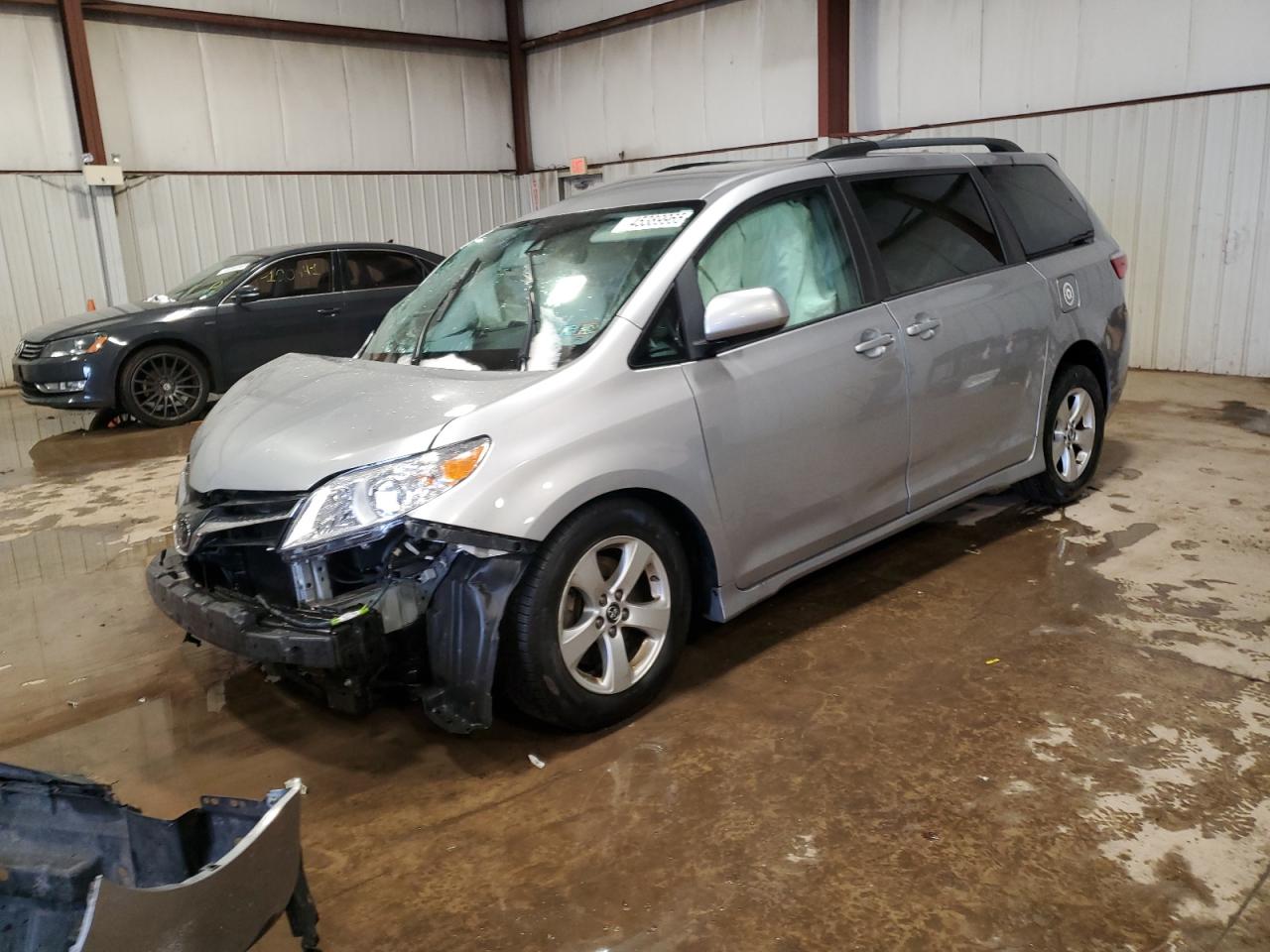 TOYOTA SIENNA LE 2018