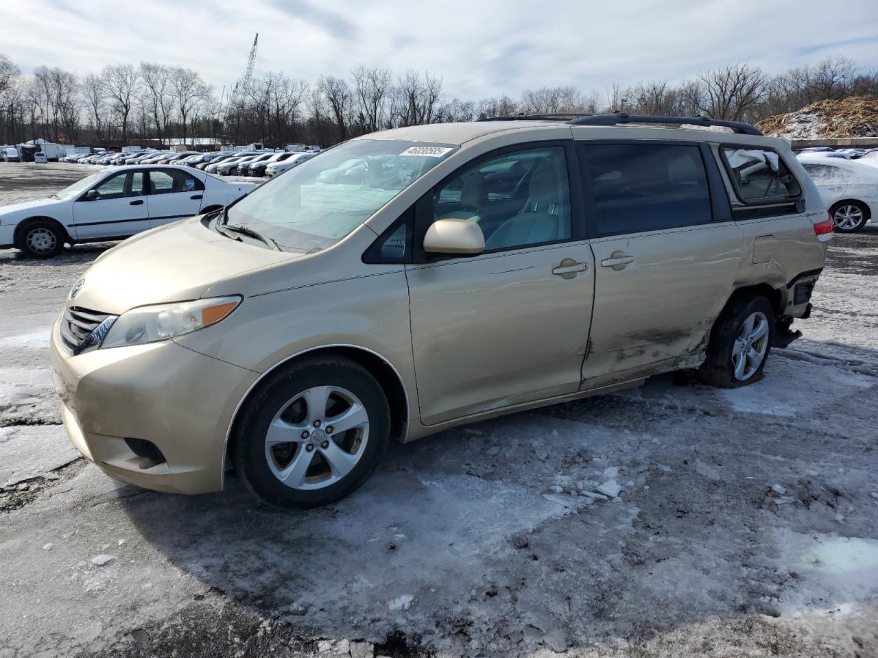 TOYOTA SIENNA LE 2011