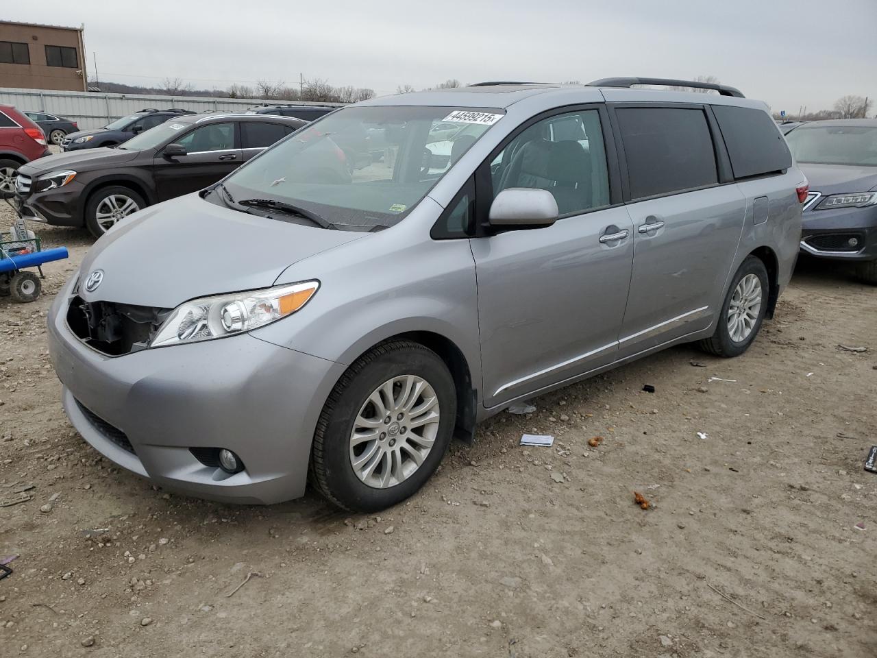 TOYOTA SIENNA XLE 2017