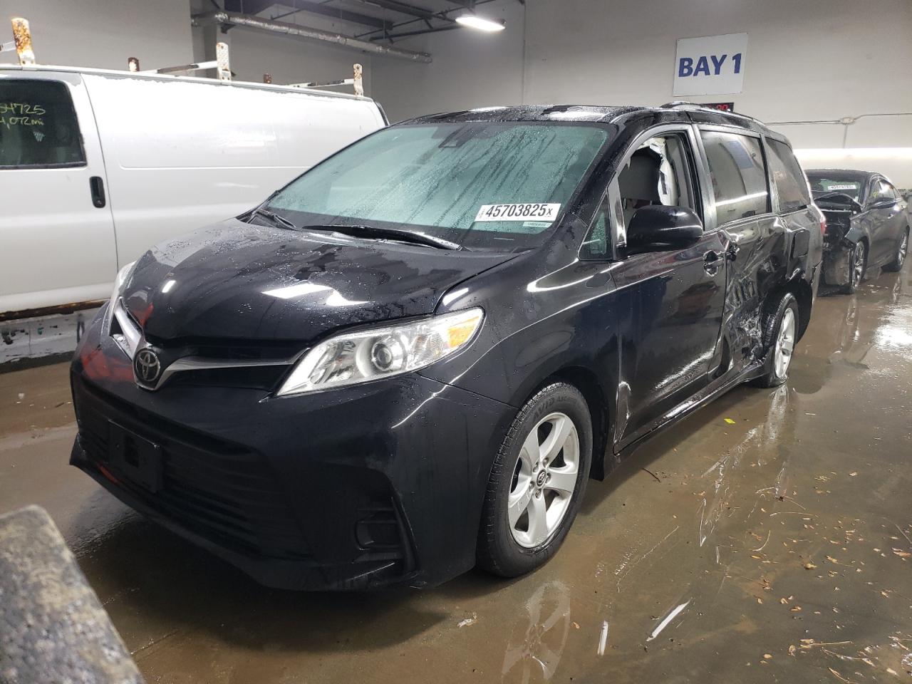 TOYOTA SIENNA LE 2018