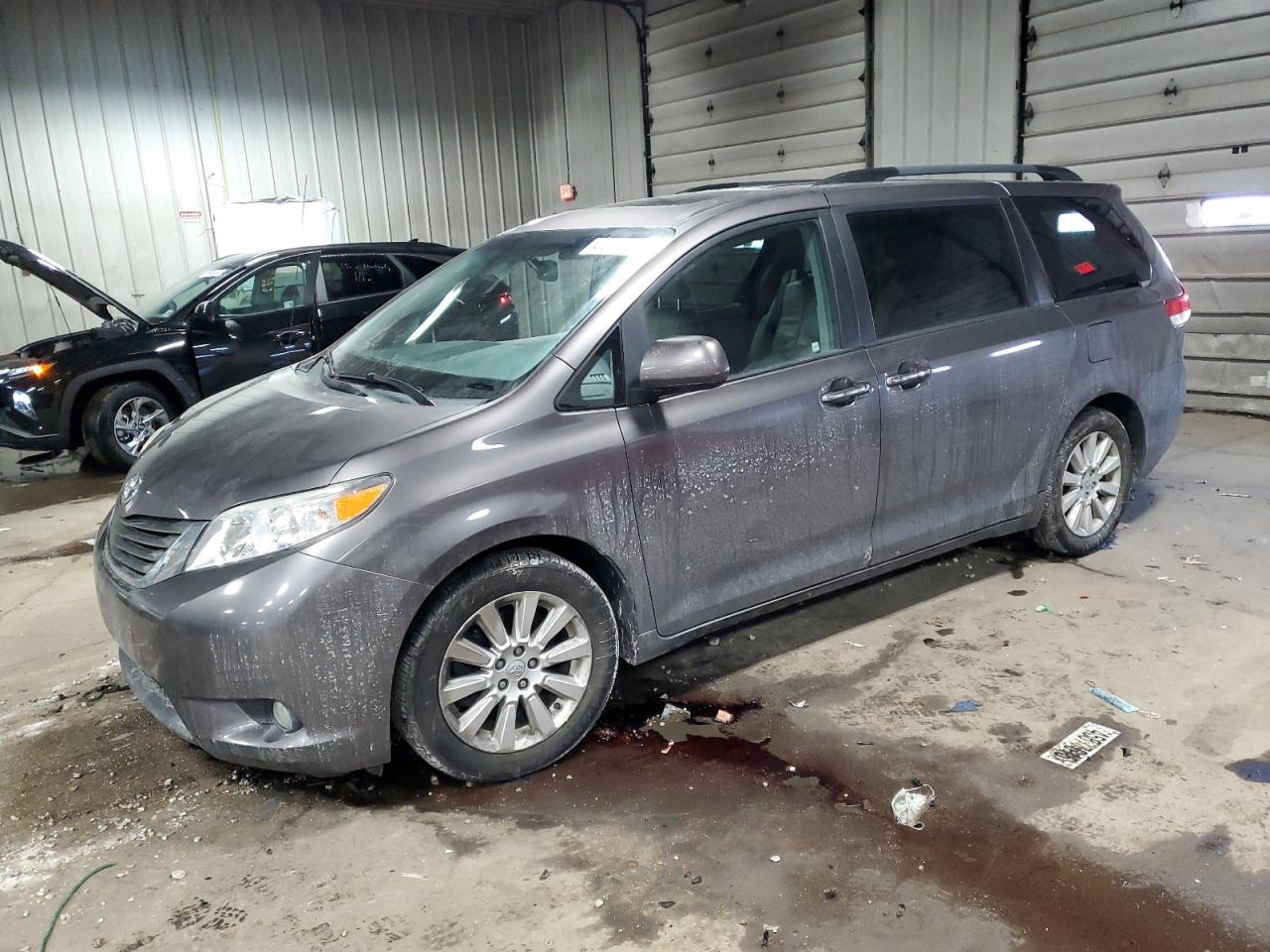 TOYOTA SIENNA XLE 2013