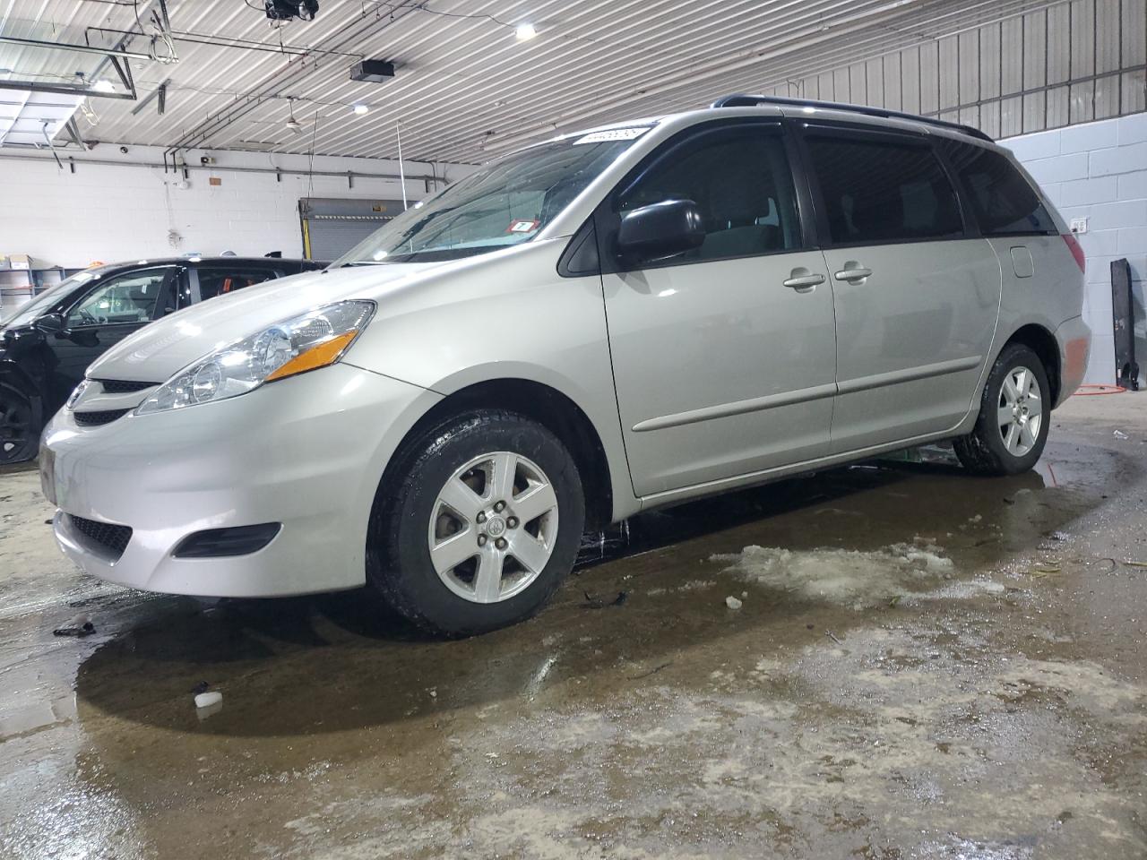 TOYOTA SIENNA CE 2010