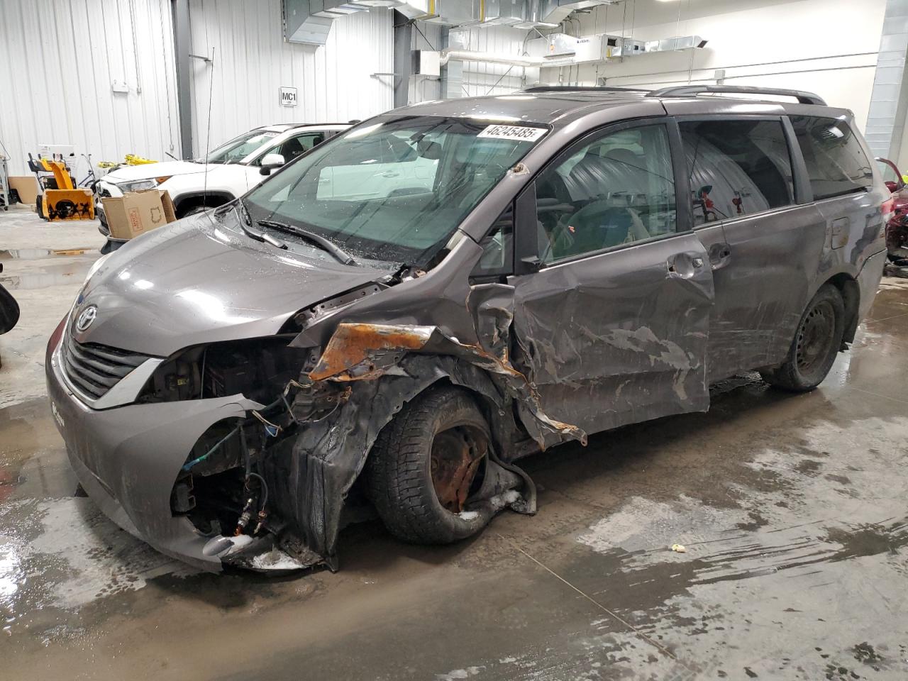 TOYOTA SIENNA LE 2011