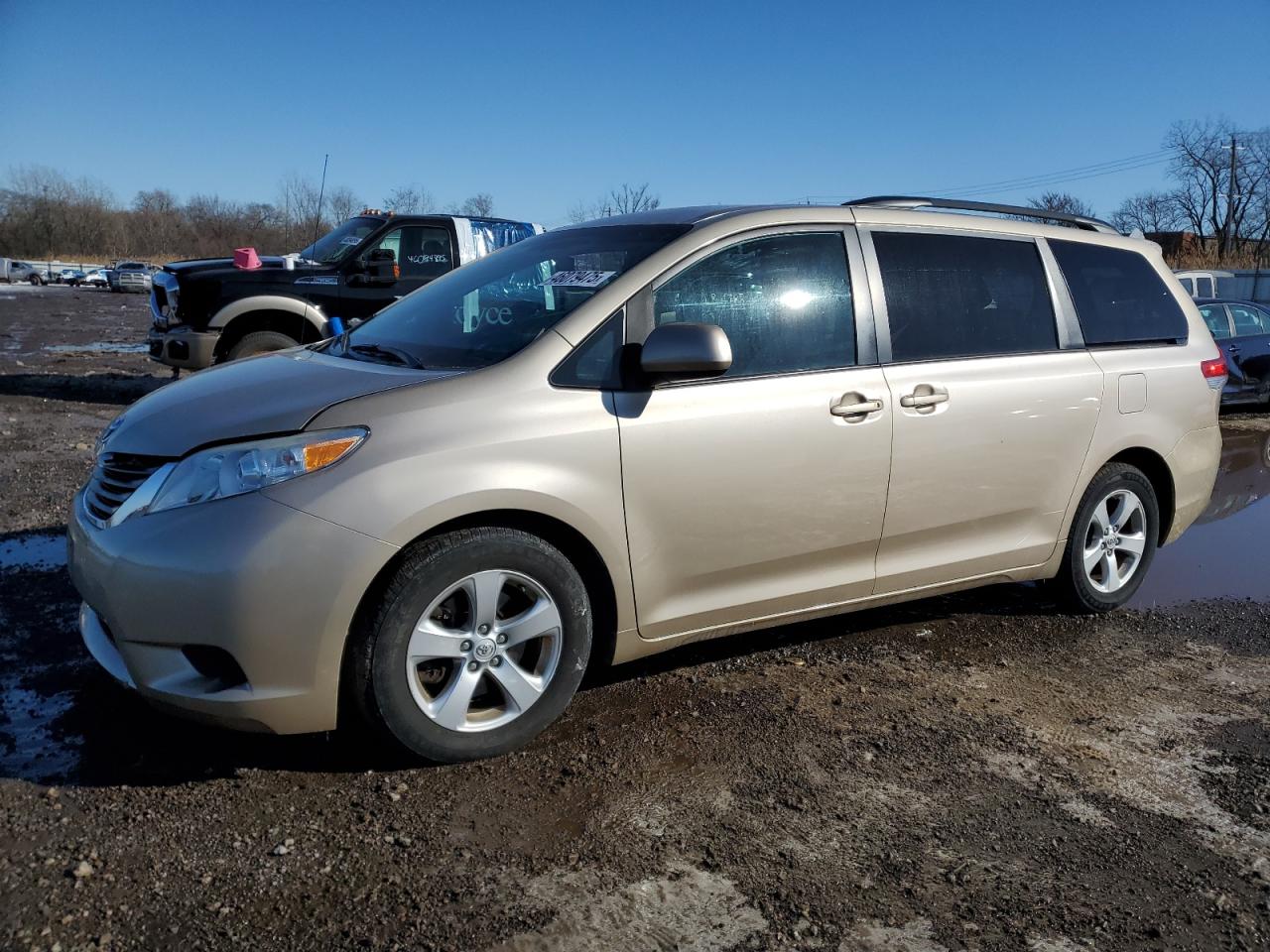 TOYOTA SIENNA LE 2013