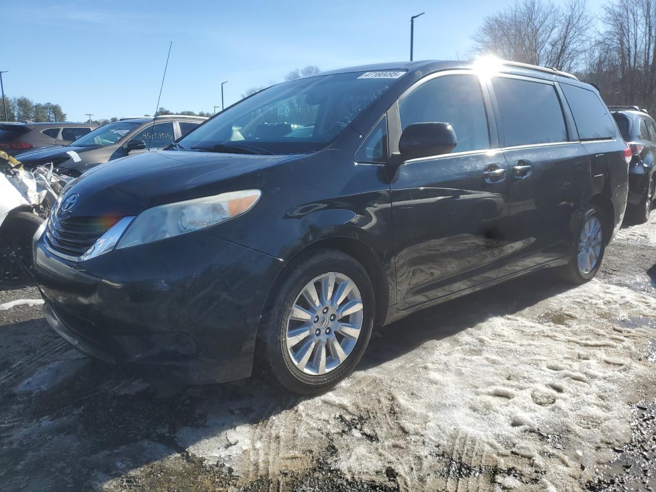 TOYOTA SIENNA LE 2013