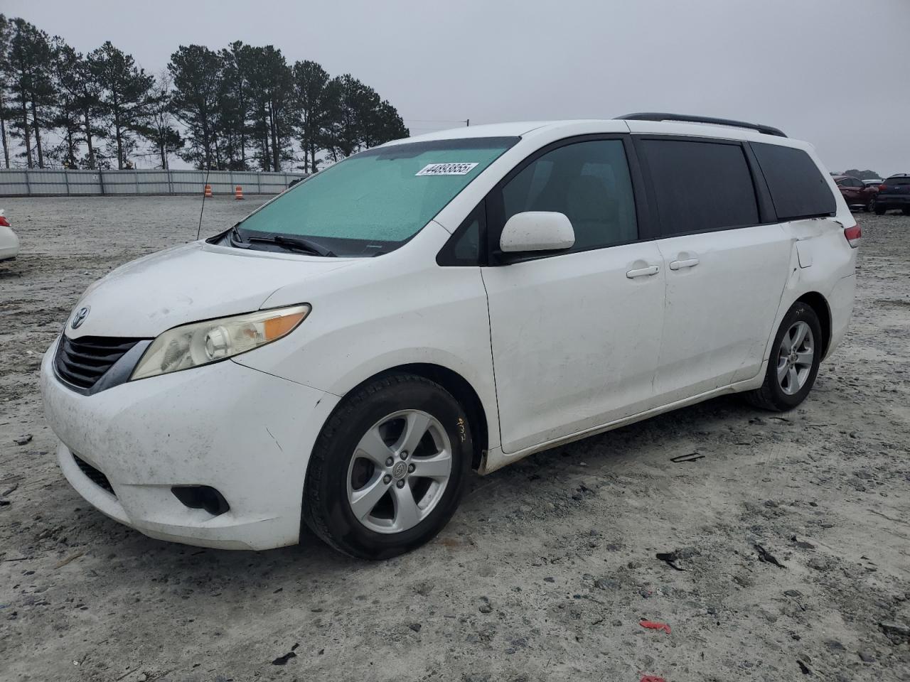TOYOTA SIENNA LE 2011