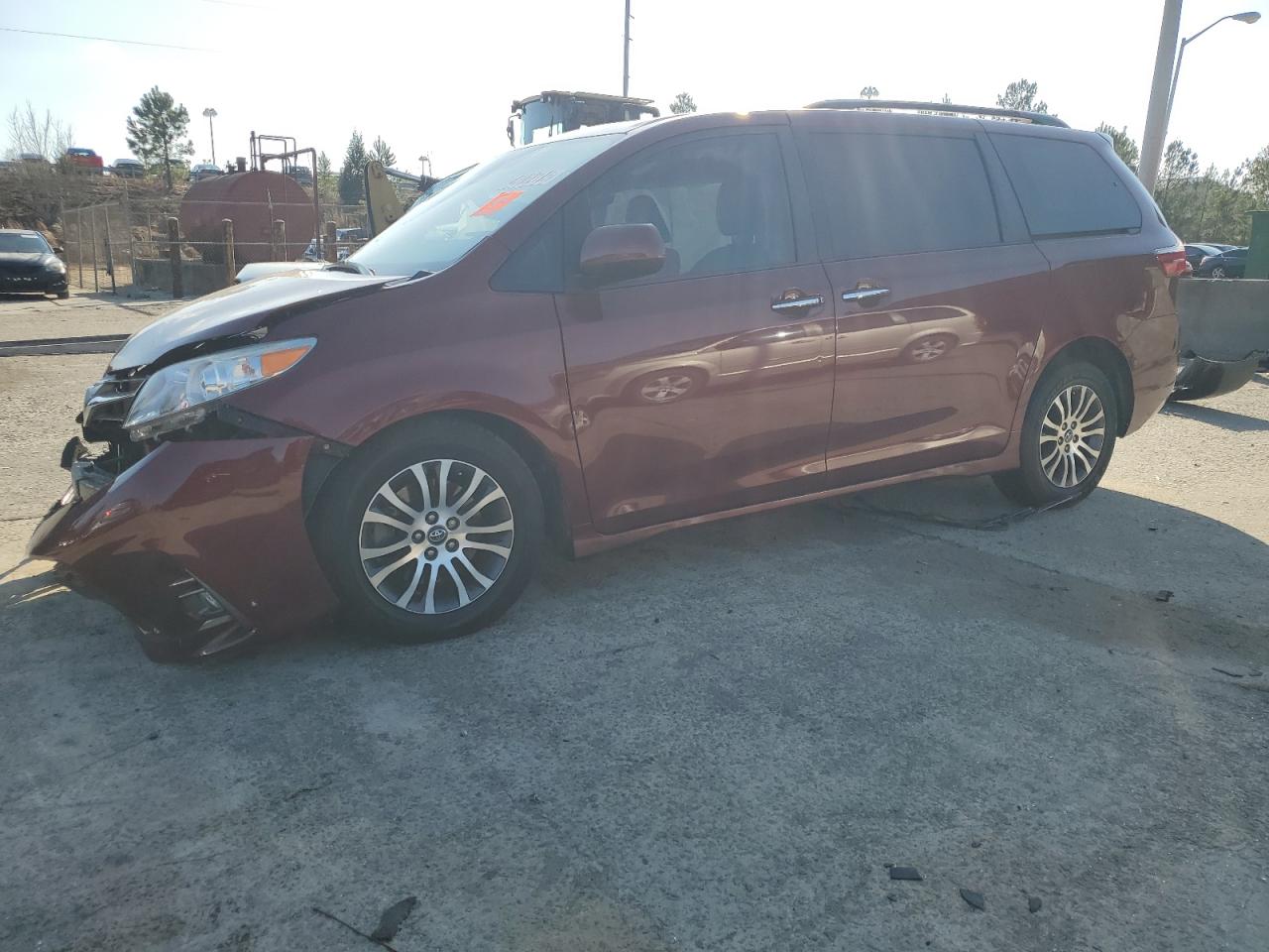 TOYOTA SIENNA XLE 2018