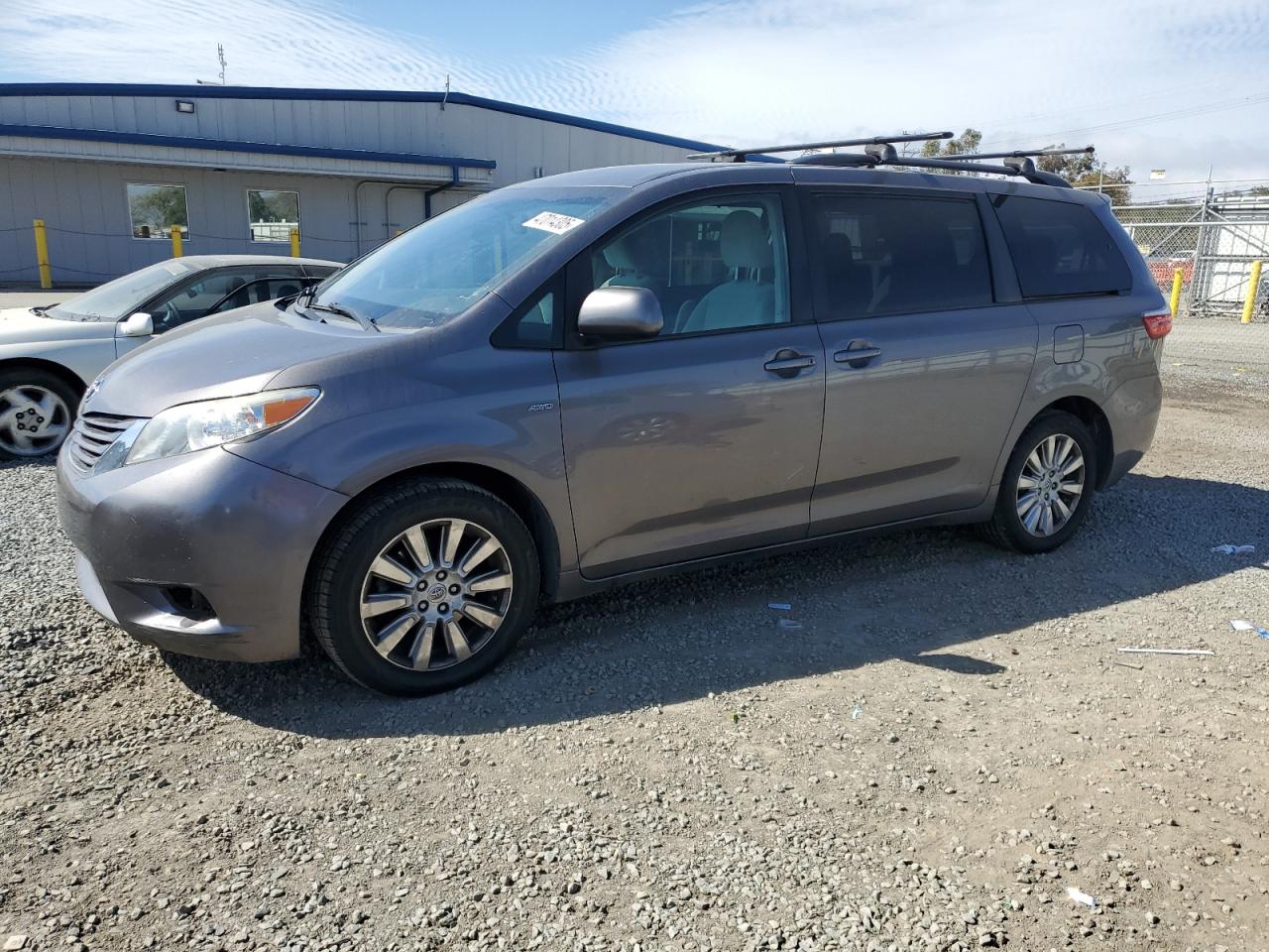 TOYOTA SIENNA LE 2017